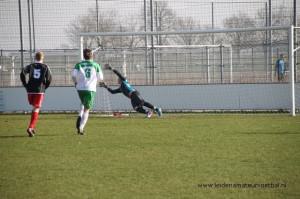 De 1-0 is een feit. Mitchel van Abswoude wordt geklopt vanaf de stip.