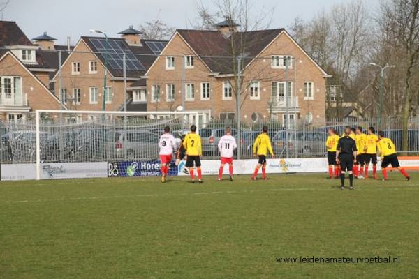 De 0-1 in de maak. Danny Sjaardema scoort en is Teun Guijt dankbaar