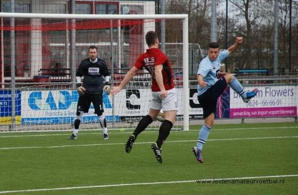 Ook Nick van Bemmel werd geen moment met rust gelaten door de gretige Vogels