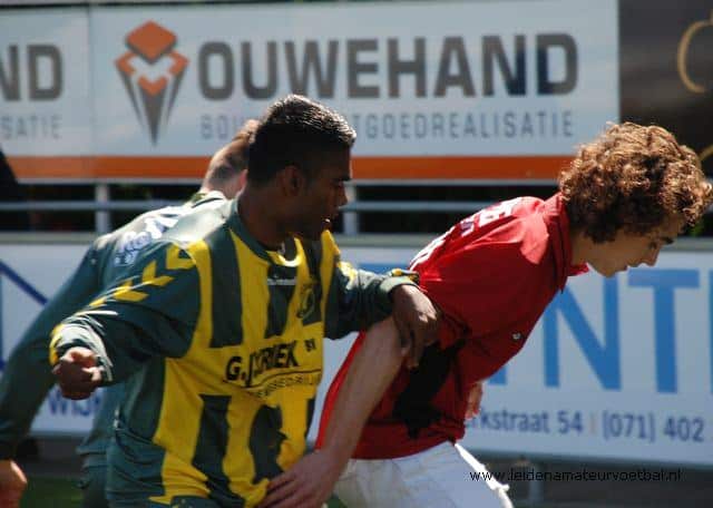 Verbeten duel tussen doelpuntenmaker Sunny Dihal en Timo Schaap, die ondanks interesse van Voorschoten'97 in Katwijk blijft.