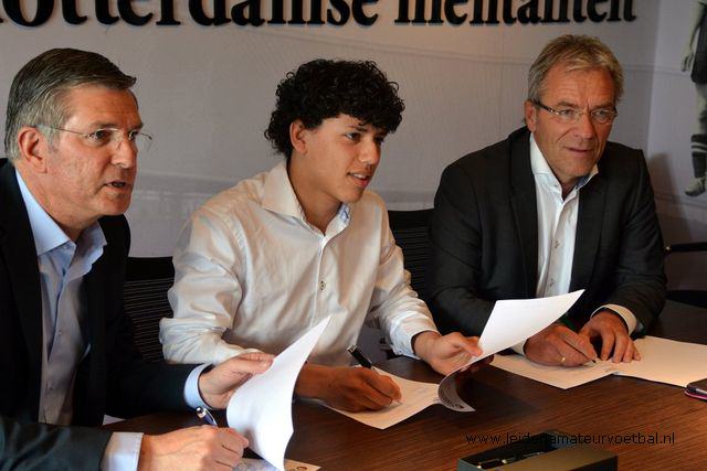 'Guga' tussen de grote mannen van Feyenoord, links Van Geel en rechts Gudde.