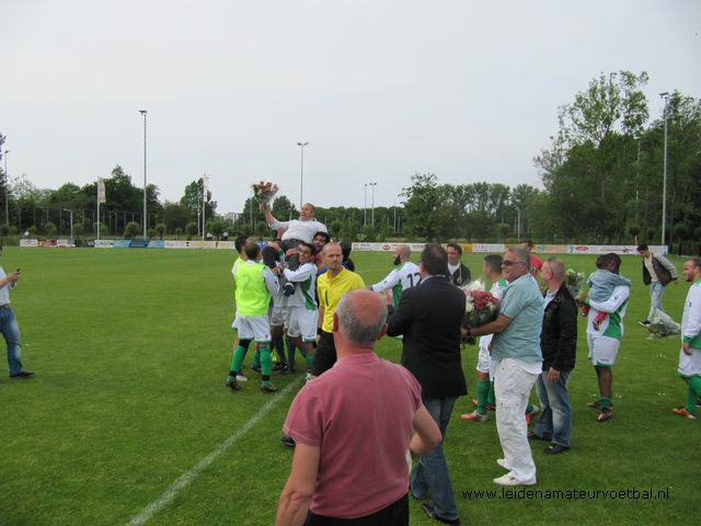 Trainer Taoufik Maatoug gaat meerdere keren de lucht in. Hij maakte van zijn ploeg een gedisciplineerde eenheid