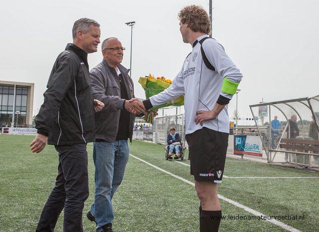 Bloemen voor Jelle Korbee, die o zo belangrijk was voor Meerburg dit seizoen