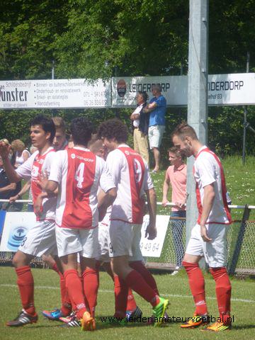 Tommy Sinteur heeft op onorthodoxe wijze de 1-0 binnen gewerkt en dat moet gevierd worden