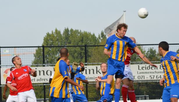 FC Boshuizen heerste lange tijd tegen GDA, over de grond en zoals hier in de lucht (Jesper Neuteboom)