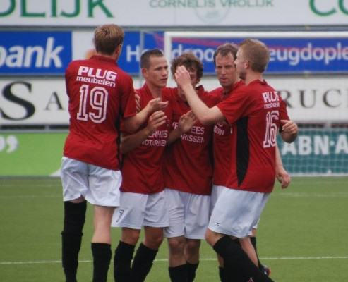Mitchel Beijersbergen ontvangt de felicitaties