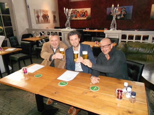 Op de samenwerking moest natuurlijk even gedronken worden. Van links naar rechts: Kanbier, Pesman en Mentink.
