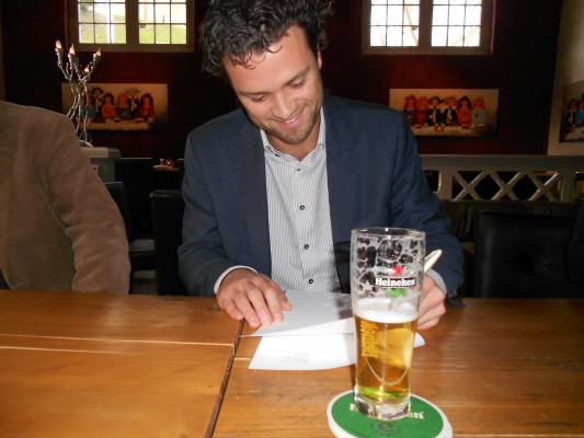 Paul Pesman zet zijn handtekening voor een driejarige verbintenis tussen de brouwerij en Leidenamateurvoetbal.nl
