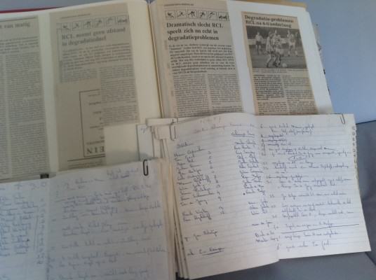 Alle verslagen van wedstrijden die Jan Vos voor de krant schreef zijn terug te vinden in plakboeken, je reinste naslagwerken. 400 Radioverslagen staan tot gedetailleerd in schriften
