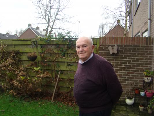 Leen Neuteboom heeft krantenknipsels nooit in boeken geplakt. Wel spaarde en spaart hij voetbalplaatjes, voor zichzelf en anderen, en spelt de sportpagina’s van het Leidsch Dagblad..
