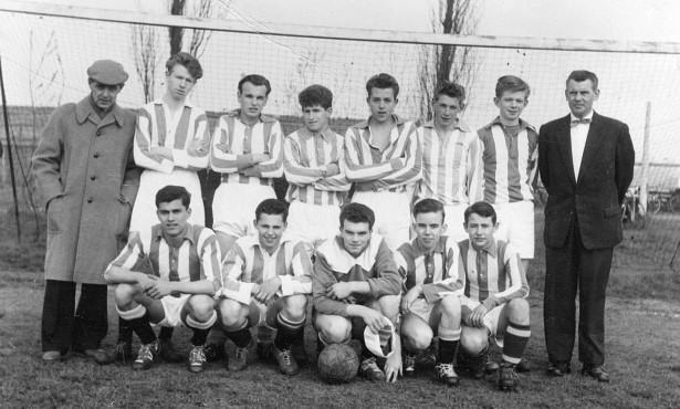 Het hoogste jeugdelftal van UVS, kampioen in 1957. Staand van links naar rechts: Trainer Ben van Duyl, Nico de Hoed, Jan van Polanen, Nico van Es, Ton Nagel, Izak Klinkhamer, Jan Smittenaar en Piet Grin (elftalleider). Gehurkt van links naar rechts: Wil Koenen, Renzo Spadon, Leen Neuteboom, Wim de Vriend en Jan Rietkerken.
