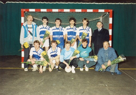 Kampioen in de zaal. Seizoen 1991/1992. Staand van links naar rechts: Willem Wijting, Remco van Es, Martin Oppelaar, Jan Willem Hillebrand, ?, UVS-voorzitter Bart van Leeuwen. Geknield van links naar rechts: Marcel Overdijk, Eus Vijlbrief, Arnold Overdijk, Peter Kling, en begeleider/coach Leen Neuteboom.