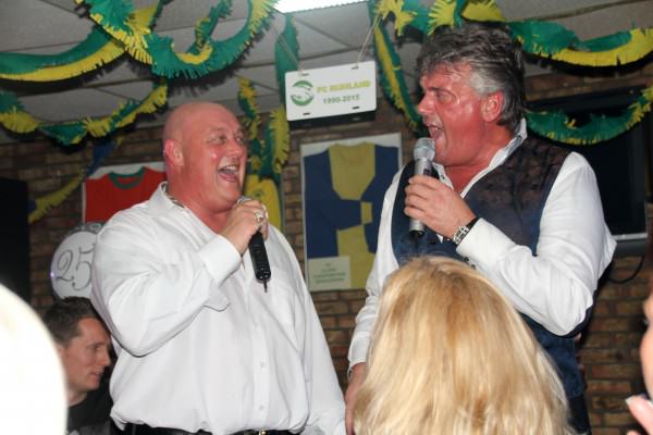 Hier zingen Leo Nardel en John Medley