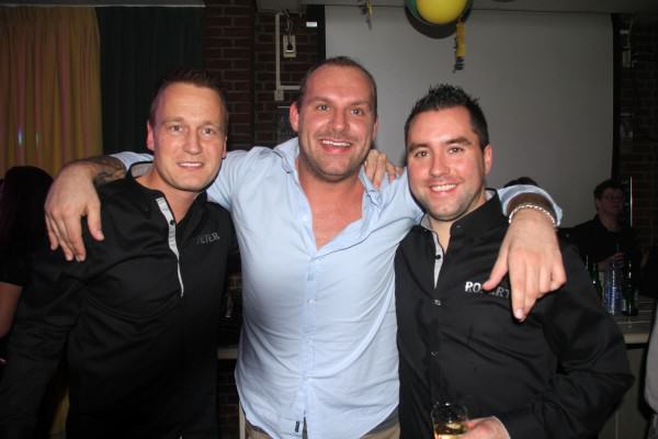 Gezelligheid ten top. Keeper Mario van der Pluym en de spelers/feestcommissieleden