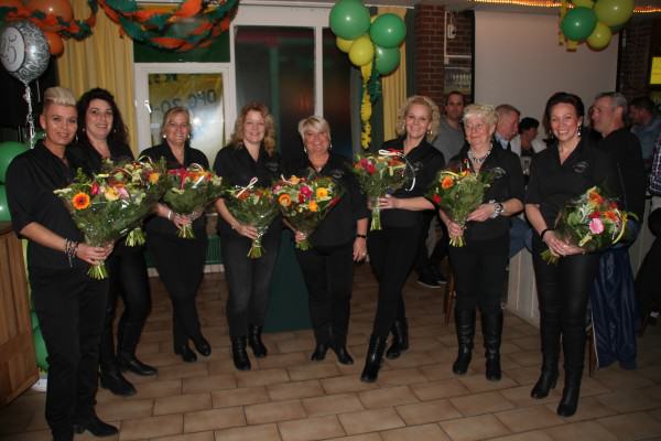 Prettig geboetseerde dames, leden van de Feestcommissie, verantwoordelijk voor een verrukkelijke drie-daagse.