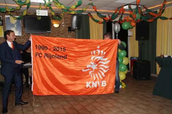 Met dank aan de KNVB. Een fraaie vlag, die tot in lengte van dagen herinneringen zal oproepen aan het 25-jarig bestaan van FC Rijnland.