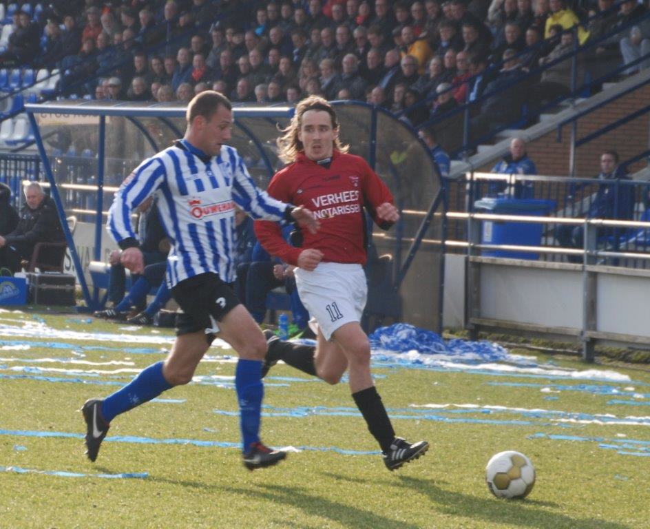 QB 17 DIJK KIJKT NAAR TEGENSTANDER