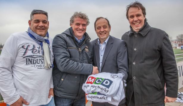 Rene Zuydgeest (filiaalmanager MCD Supermarkt Zoeterwoude) overhandigt Paul van der Salm de eerste stapel Meerburg MCD voetbalshirts