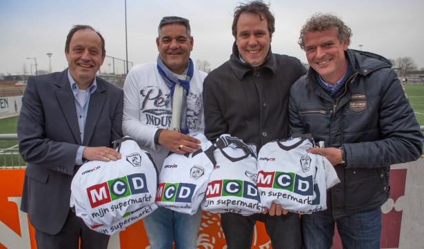 Rene Zuydgeest (MCD Supermarkt), Marko Roeloffs (Hazerswoudse Boys), Paul Noteboom (Rkvv Meerburg) en Paul van der Salm (Gebr. Van der Salm) zijn zeer tevreden over de kwaliteit van de Meerburg MCD shirts