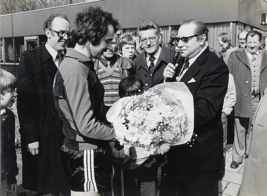 •Voor zijn 400ste wedstrijd werd Cees de Rooij een bloemenhulde gebracht. Warme woorden van voorzitter Theo Schonagen, achter Cees staat Nico Kluiters, in het midden kijkt Gijs de Groot, nog altijd actief voor IJsclub Leiderdorp, belangstellend toe.