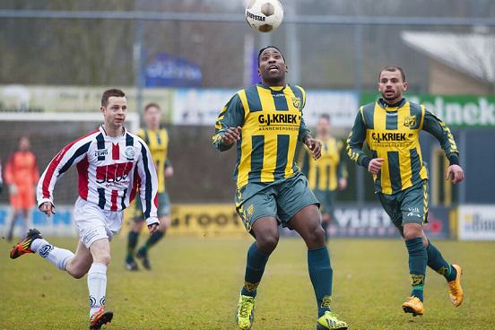 Controle bij Shemiel Constancia. Michael van Voorthuijzen en Qendrim Gashi kijken toe