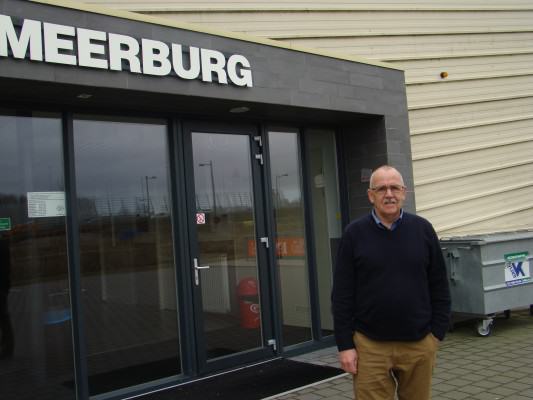 Cees de Rooij, bij de ingang van het tamelijk nieuwe onderkomen van Meerburg, nog bijna dagelijks te vinden bij ‘zijn’ club.