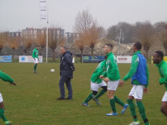 Taoufik Maatoug nam de tijd voor de warming-up met zijn manschappen