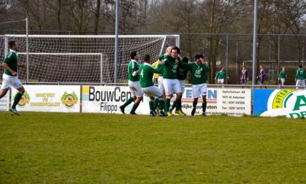 Tobias Schaafstra heeft de 2-1 bewerkstelligd en dat willen zijn ploeggenoten weten