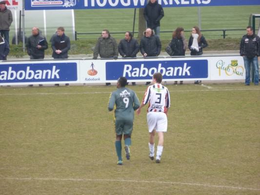 Danny Maaskant ontfermt zich over Shemiel Constancia