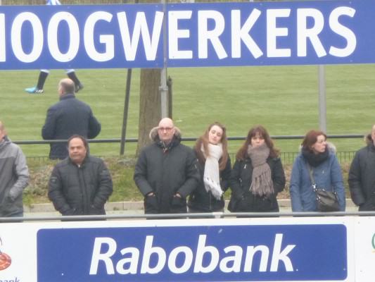 Dennis Olman moet noodgedwongen toekijken van achter het hekwerk