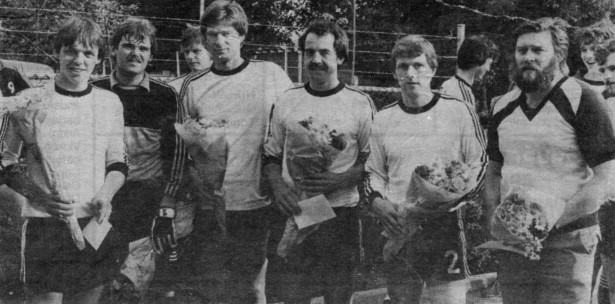 Meerburg neemt op gepaste wijze afscheid van zes spelers die jarenlang de kleuren van de vereniging hebben verdedigd. Van links naar rechts: Paul van der Heijden, Peter van der Heijden, Jan Zandbergen, Cees de Rooij, Bert de Ruiter en Thijs de Witt.