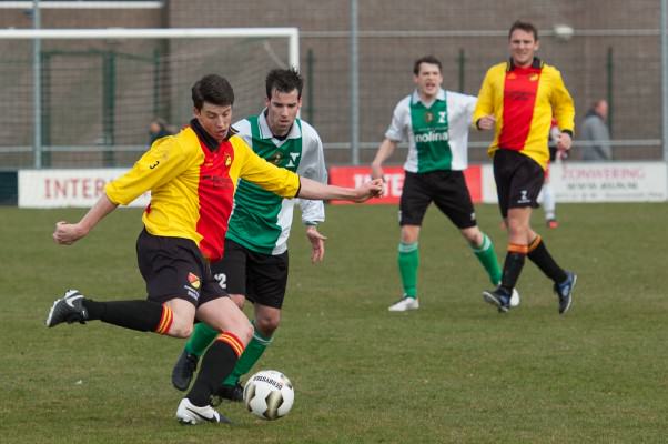 Sander Helmig ligt op de loer om de bal te ontfutselen aan een DOSR-speler