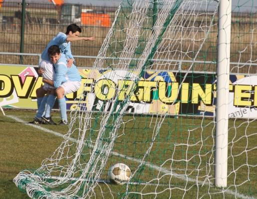 Erik van der Pot heeft gescoord en dat willen de Leidenaren weten ook. De winst was even later binnen (0-1 bij BSC'68)