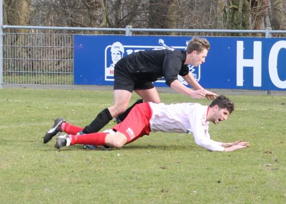 Vallende spelers bij DoCoS- WDS afgelopen zaterdag, de ploeg uit Driebruggen krabbelde eerder op..
