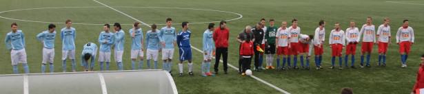 De spelers werden voorgesteld, pal voor de tribune. Eens wat anders en logisch ook. De tribune was redelijk bezet.