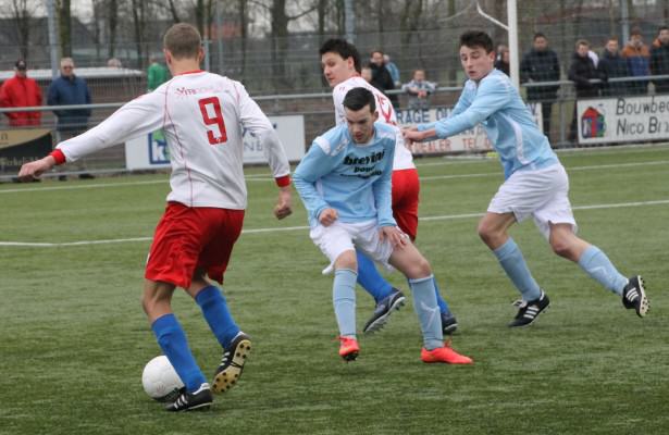 De sterk spelende en scorende Mike van Velzen probeert Mitchel Jansen te bereiken