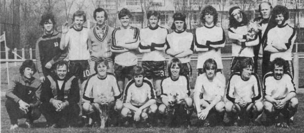 Meerburg 1 promoveert naar de 4e klasse. Boven van links naar rechts: Bart van Cromvoirt, Ger Straathof, trainer Helmuth van Veen, Peter van der Heijden, Thijs de Witt, Han Paulides, Henk Broerse, Loek de Jeu, leider Hein Klein en Peter Romijn. Onder: Tom Wijers, grensrechter Bert de Lange, René Meijer, Bert de Ruiter, Paul van der Heijden, Joep Duindam, Jan Zandbergen en Cees de Rooij.