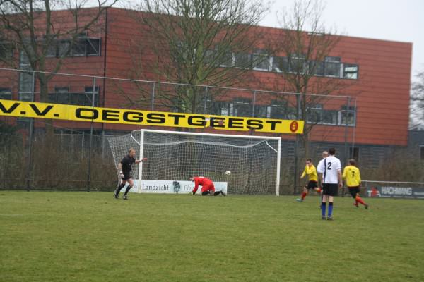 Tijmen Kruider scoort 1-0 vanaf de kalkstip tegen Roodenburg. Eindstand 3-1.