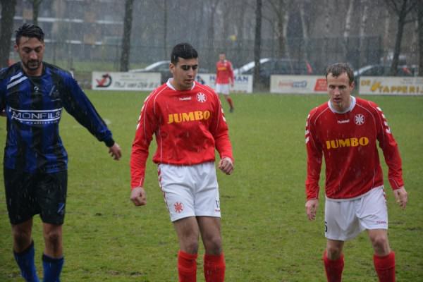 De spelers liepen in de tweede helft rond als 'verzopen katten'. Het deerde Roodenburg het minst.