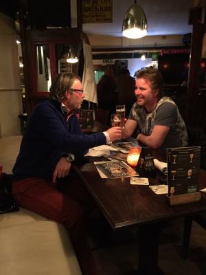 Het werd een heerlijk avondje. Met een biertje en warme gevoelens naar het verleden. Onstenk en De Bruijn genoten..
