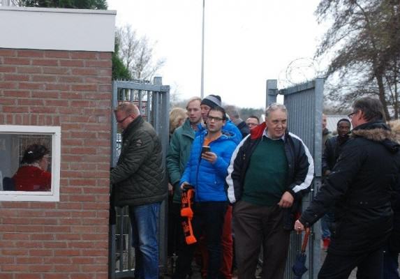 Drukte van belang bij de eerste wedstrijd tussen FC Rijnvogels en Katwijk (1-2). Heerlijke ambiance destijds, nu weer?