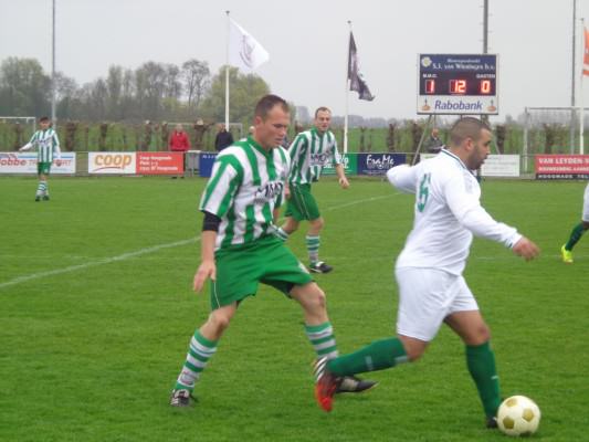 Spits Bachir Saber in een karakteristieke actie