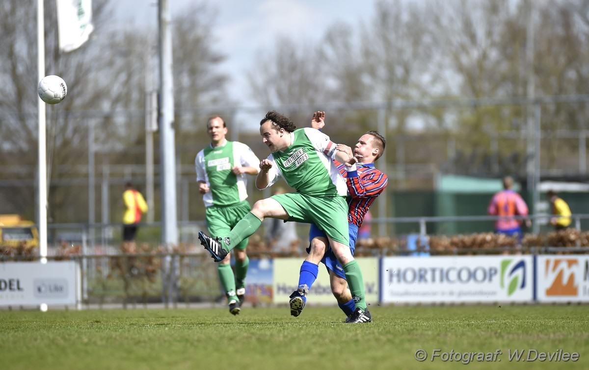 Media Terplaatse_Alkmania_wint_thuis_roelofarendsveen_12042015_Image00102