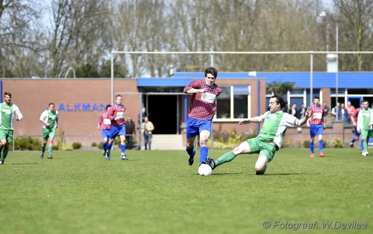 Media Terplaatse_Alkmania_wint_thuis_roelofarendsveen_12042015_Image00107