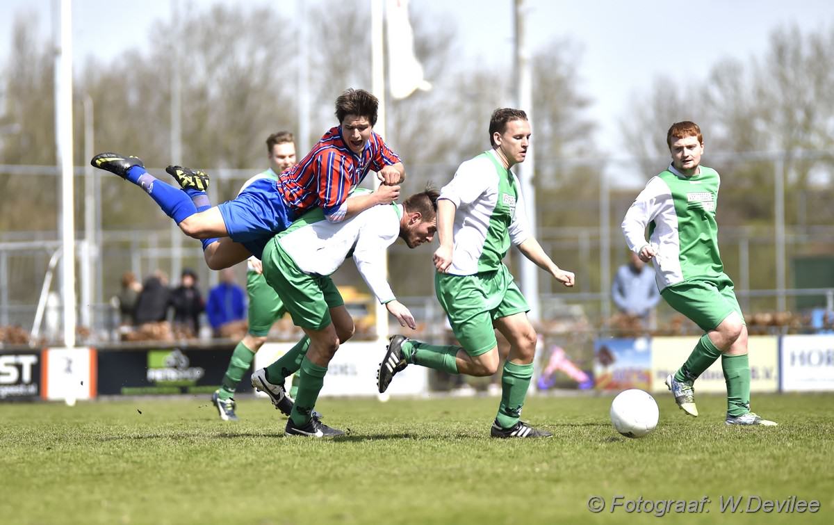 Media Terplaatse_Alkmania_wint_thuis_roelofarendsveen_12042015_Image00108