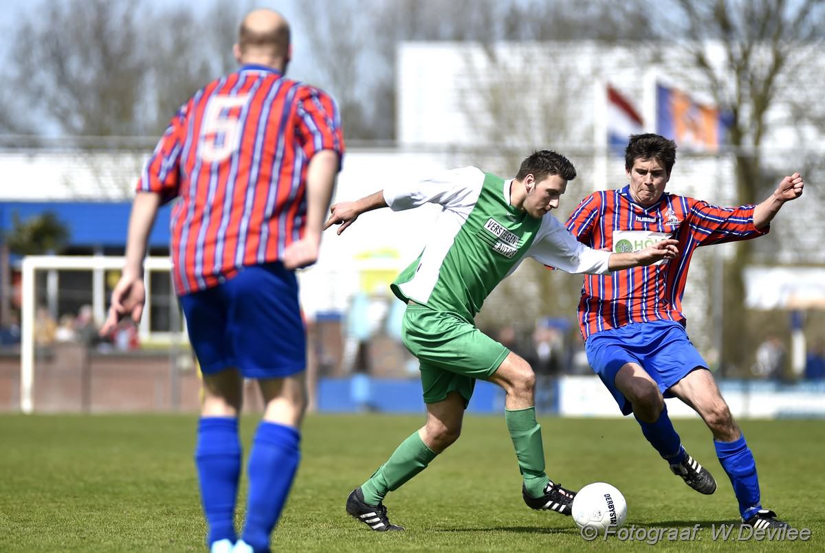 Media Terplaatse_Alkmania_wint_thuis_roelofarendsveen_12042015_Image00111
