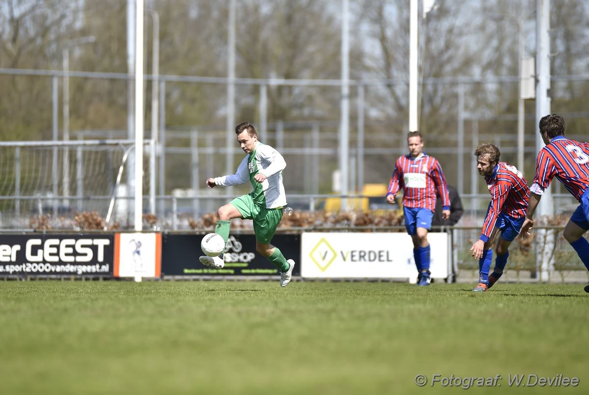 Media Terplaatse_Alkmania_wint_thuis_roelofarendsveen_12042015_Image00117