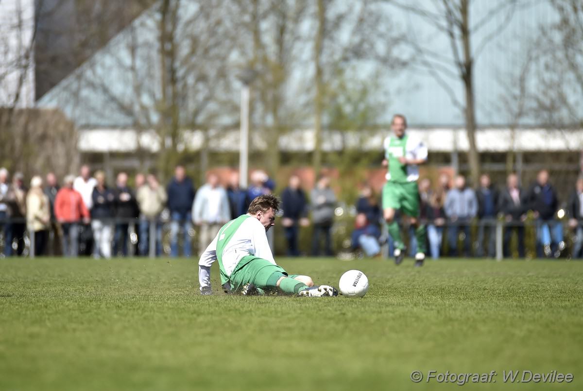 Media Terplaatse_Alkmania_wint_thuis_roelofarendsveen_12042015_Image00122
