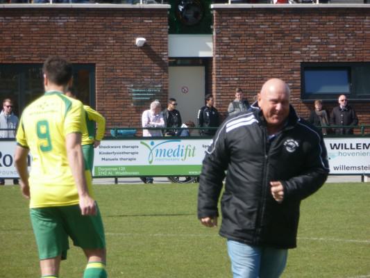 Henk Brandt lijkt een serieuze kans te hebben FC Rijnland de derde klasse in te loodsen..