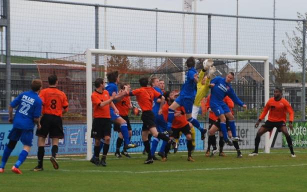 Niels van Veen werkt de 0-1 binnen